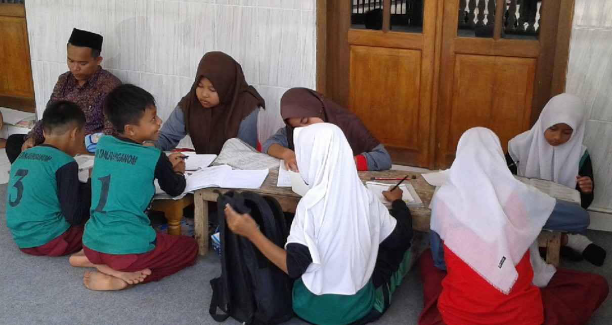MENGAJAR. Guru mengajar kepada para siswa di sebuah teras masjid Kecamatan Salaman, Kabupaten Magelang, Jawa Tengah. (foto: siedoo)