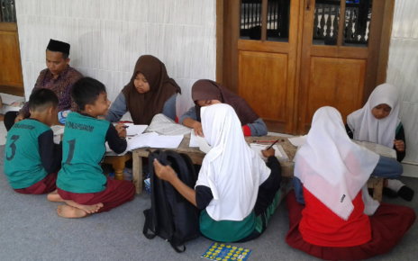 MENGAJAR. Guru mengajar kepada para siswa di sebuah teras masjid Kecamatan Salaman, Kabupaten Magelang, Jawa Tengah. (foto: siedoo)