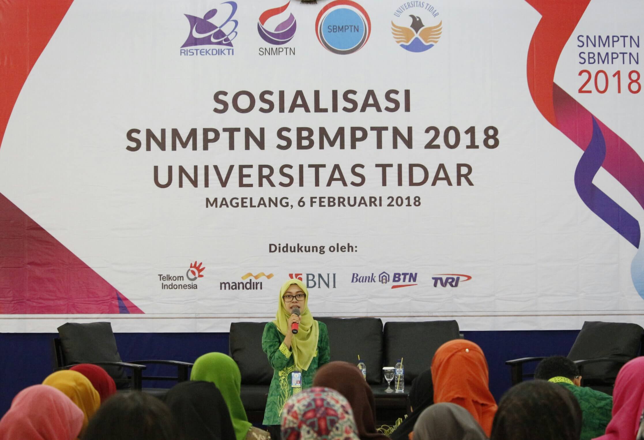 Universitas Tidar menggelar sosialisasi SNMPTN dan SBMPTN 2018 Kusumo Wardani S I Kom staf Humas Untidar tengah menjelaskan di hadapan para peserta