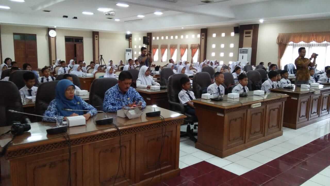 Siswa SMPN 11 Kota Magelang Belajar Langsung Pendidikan Politik di Gedung DPRD