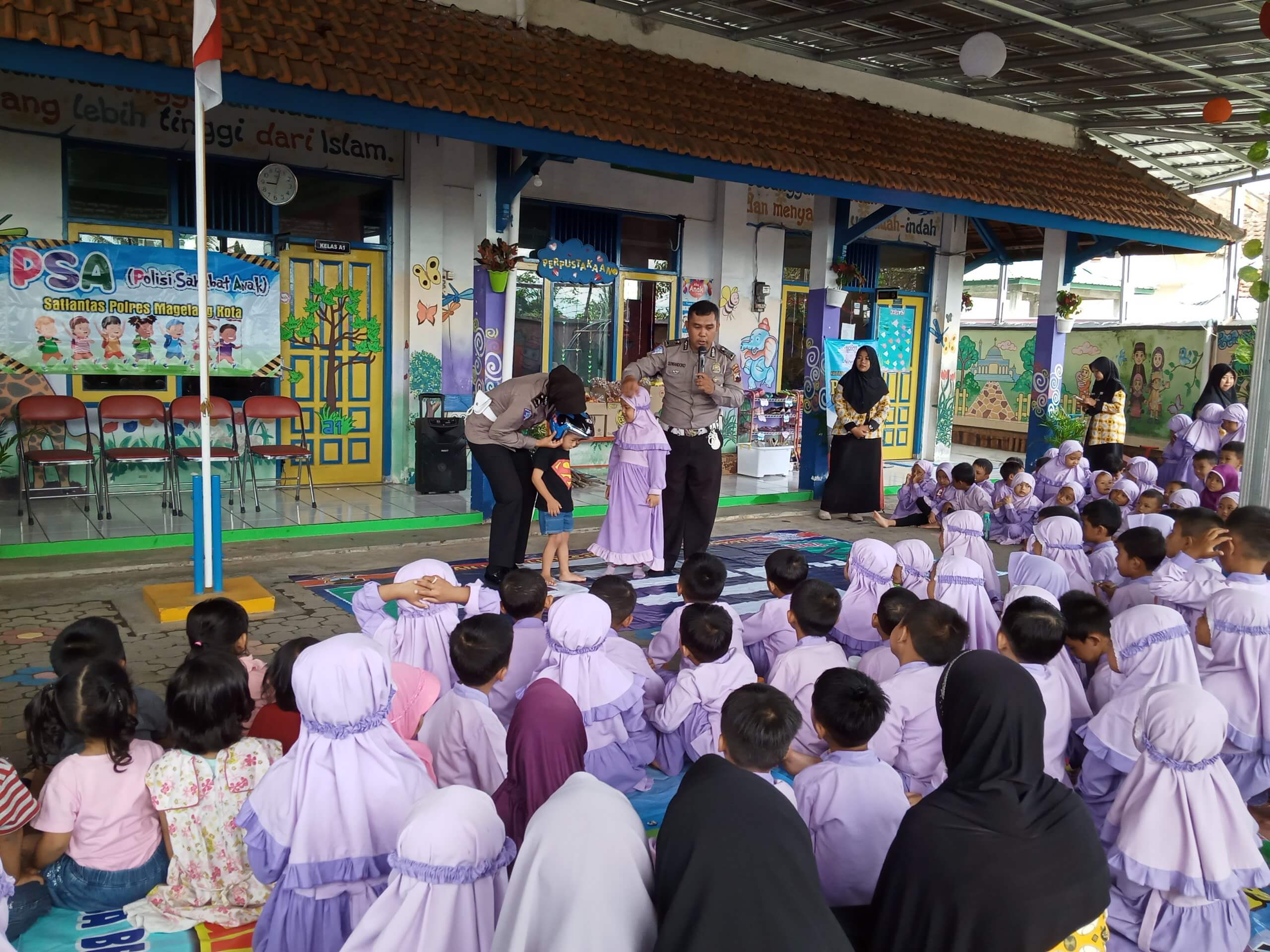 Belajar Tertib Lalulintas KB dan TK Islam Jamiatul Quro Datangkan Polisi