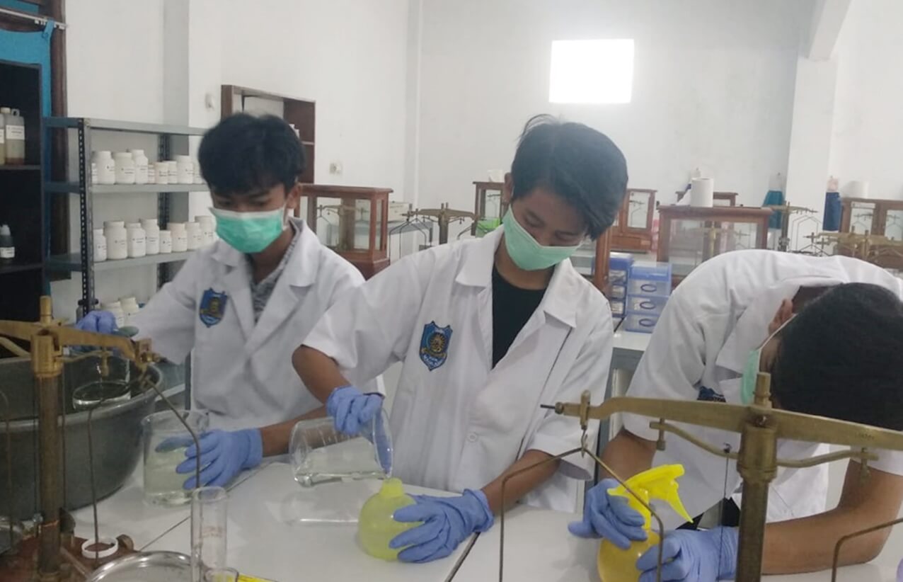 SMK Muhammadiyah Magelang Memproduksi dan Bagikan Hand Sanitizer Gratis