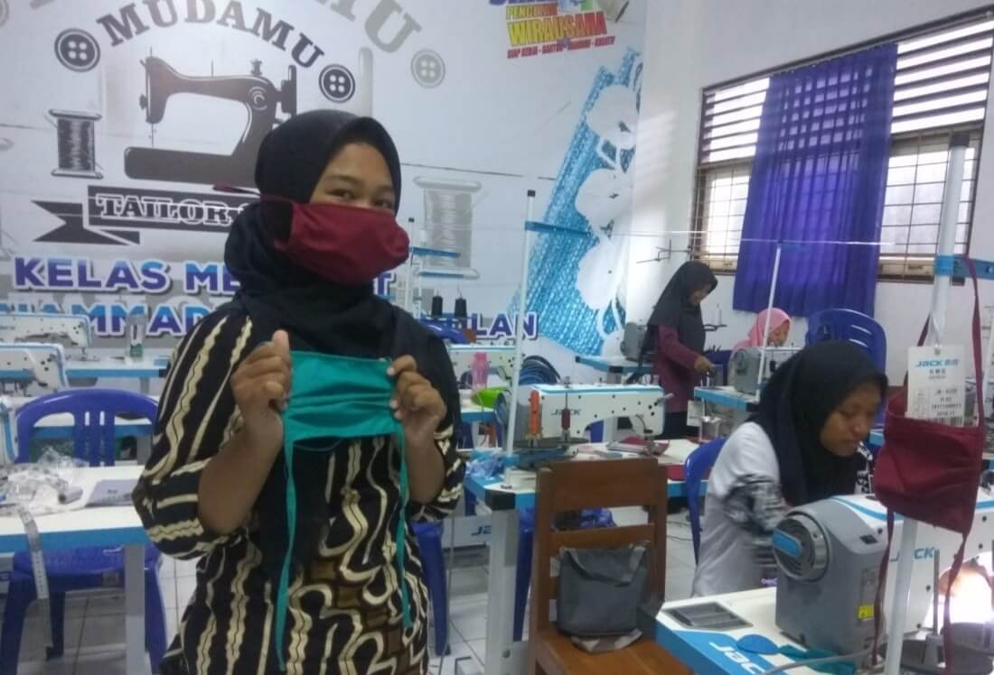 Di Tengah Kelangkaan, SMK Muhammadiyah 2 Muntilan Memproduksi Masker