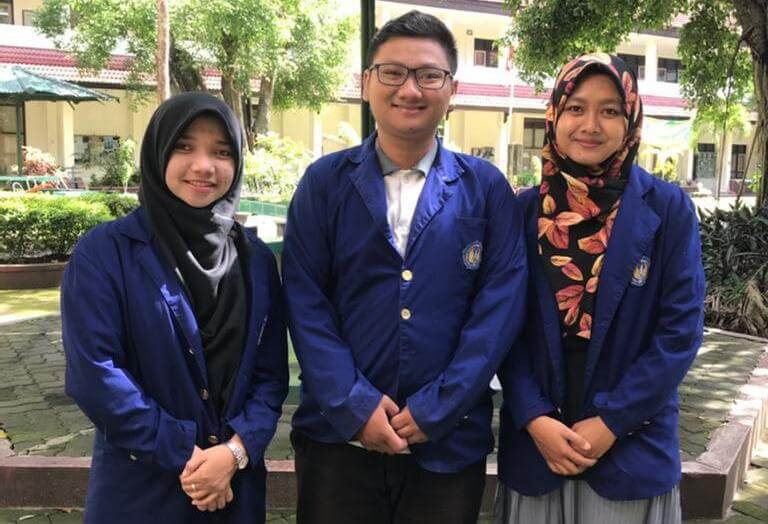 Tiga Mahasiswa UNY Kenalkan Warna ke Anak Tunagrahita Melalui Finger Painting
