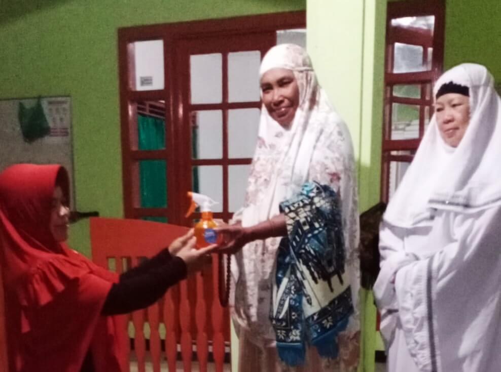 SMK Muhammadiyah Kota Magelang Bagikan Hand Sanitizer ke Masjid dan Mushala