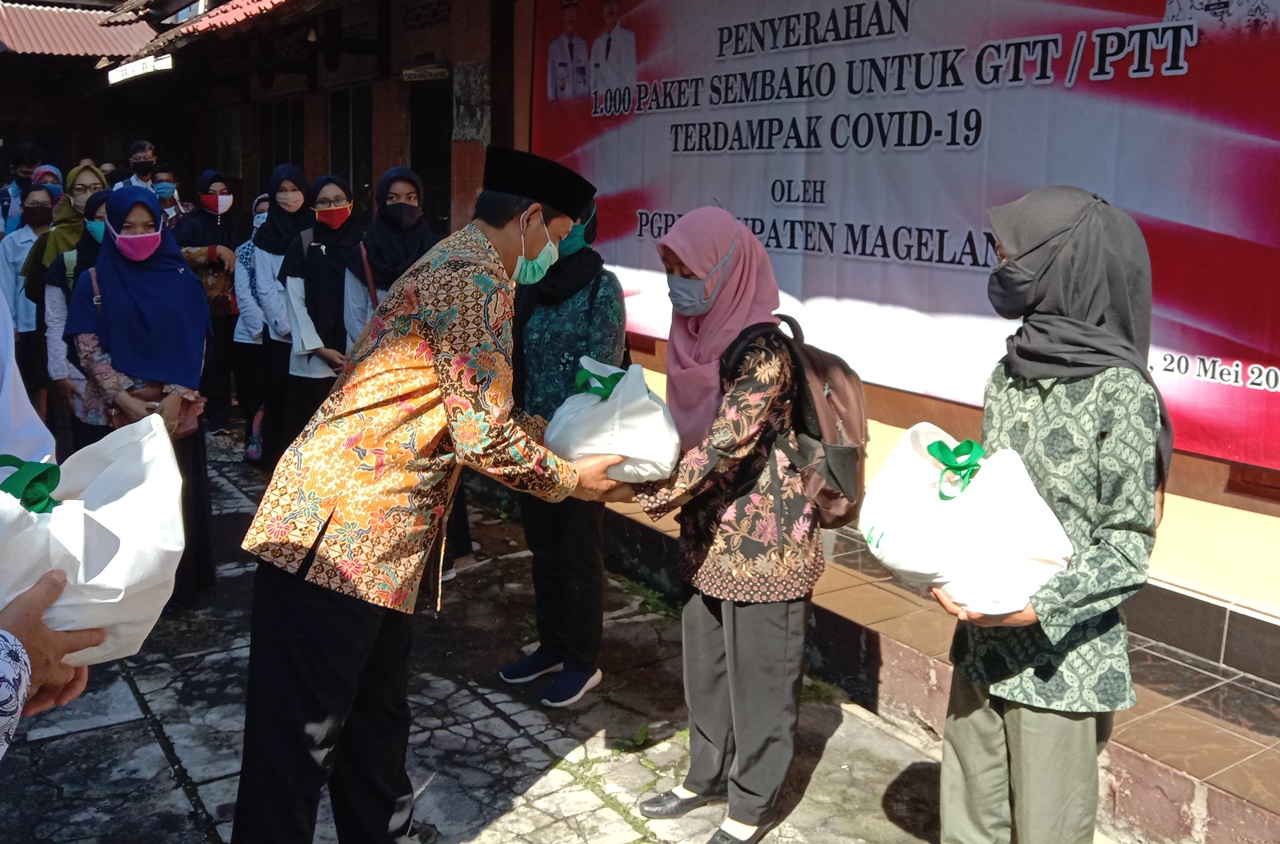 PGRI Kabupaten Magelang Bagikan 1.000 Paket Sembako Kepada GTT dan PTT