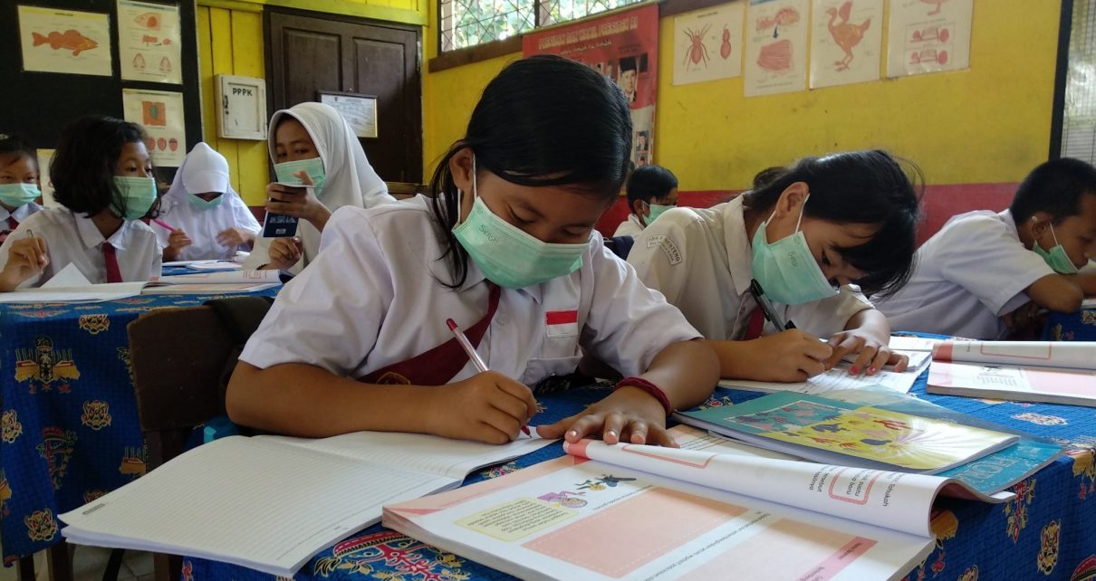TATAP MUKA. Pembelajaran tatap muka di tengah pandemi. (foto: indoviska.com)