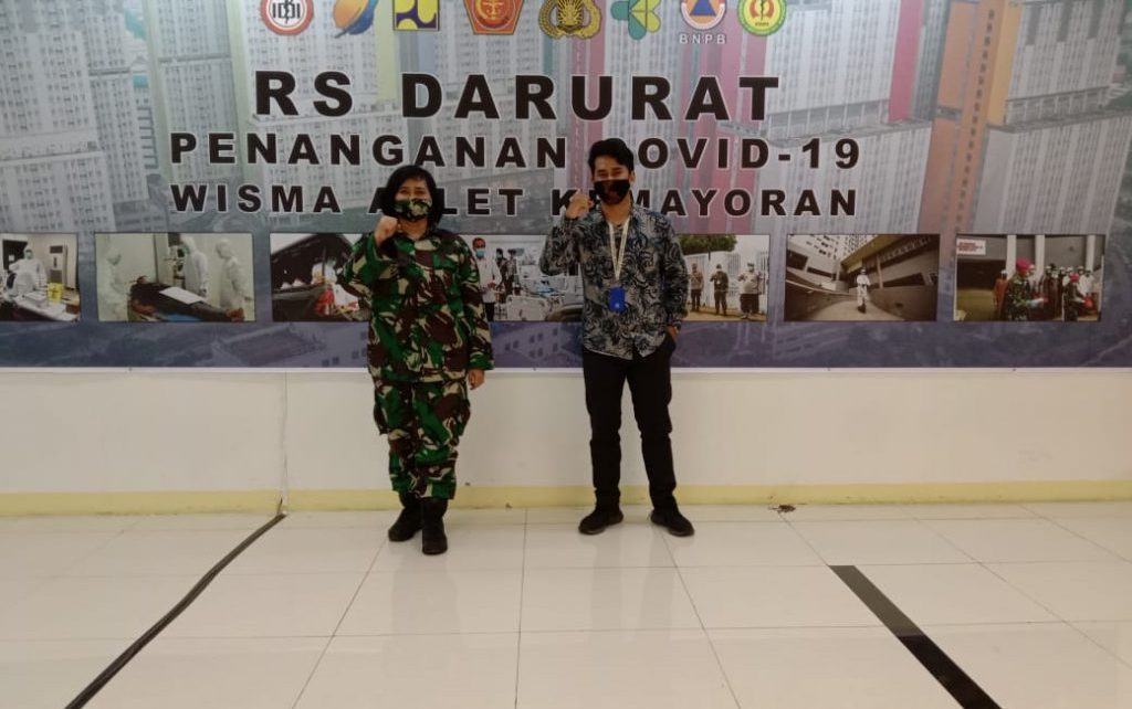 ROBOT. Tim PT ITS Tekno Sains yang diwakili oleh Noer Indra (kanan) menyerahkan robot RAISA ke RS Darurat Wisma Atlet, Jakarta