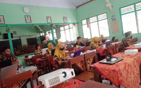 DILATIH. Para guru SD Negeri Potrobangsan 3 sedang mengikuti pelatihan. (foto: ist)