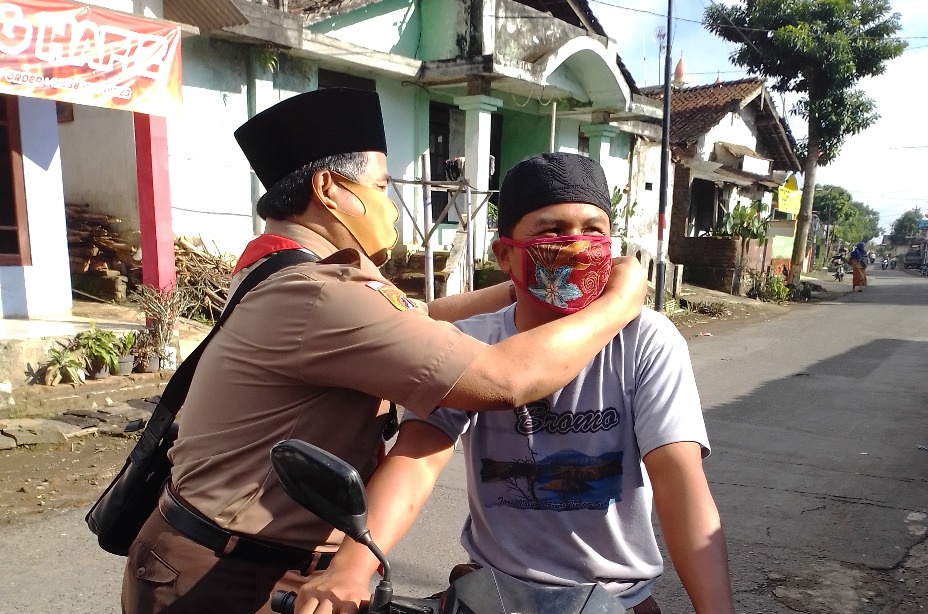 Kwarran Windusari Bagi Masker Gratis ke Masyarakat Lereng Sumbing