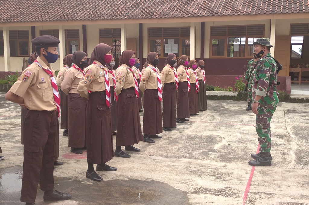 TNI AD Latih Kepramukaan dan Wawasan Kebangsaan di SMP Negeri 1 Windusari