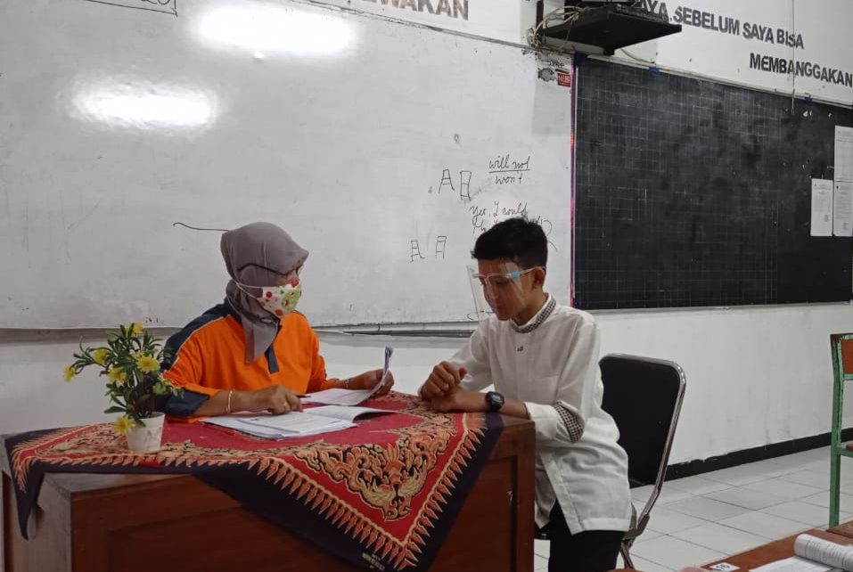 KONSULTASI. Salah satu guru dan murid menjalankan konsultasi sebelum PAS berlangsung. (foto: vivin siedoo)
