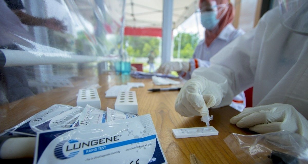 MENETESKAN. Petugas meneteskan sampel lendir saat rapid test antigen di klinik pelayanan rapid test Bandara Syamsudin Noor, Banjarbaru, Kalimantan Selatan. (foto: antara)