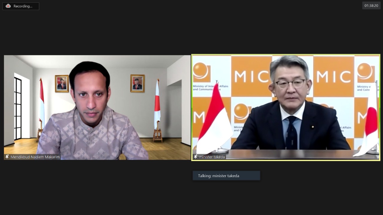 KOMUNIKASI. Mendikbud Nadiem Anwar Makarim dan Menteri Dalam Negeri dan Komunikasi Jepang, Ryota Takeda melakukan komunikasi secara virtual. (foto: ist)