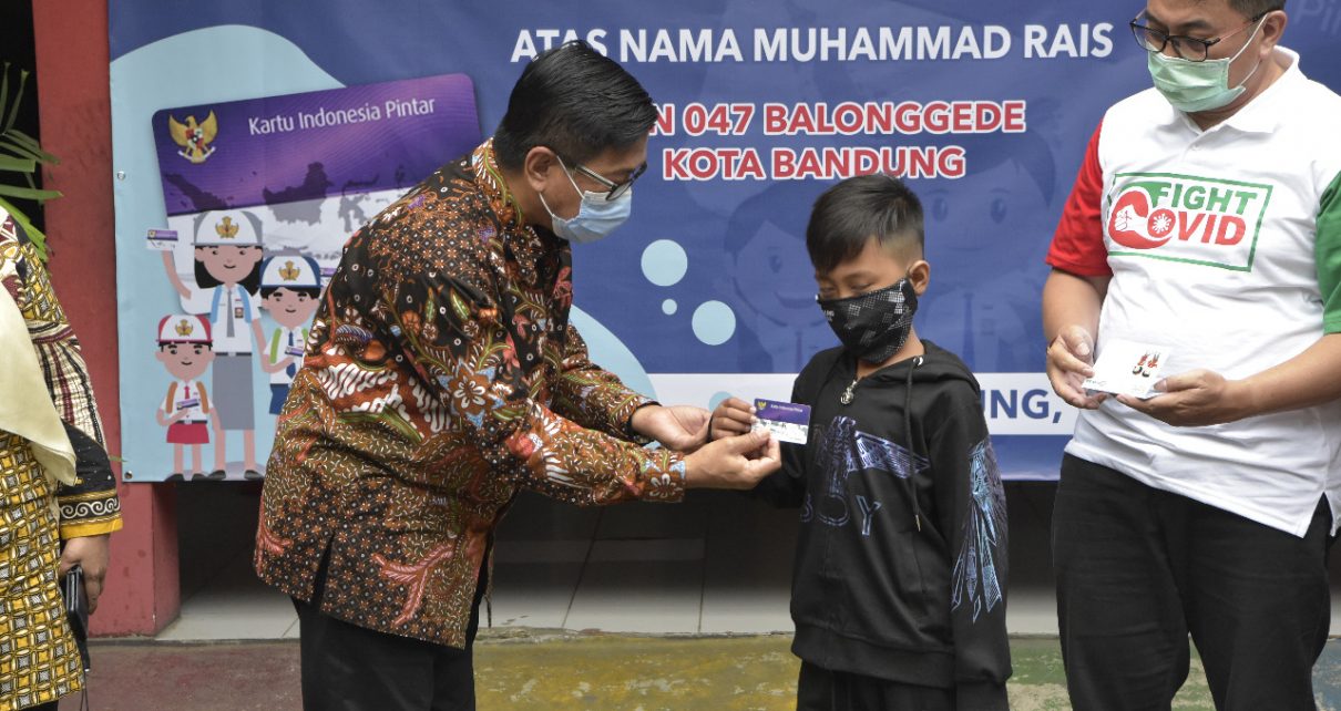 BANTUAN. Muhammad Rais dapat bantuan dari Kemendikbud. (foto: kemendikbud.go.id)
