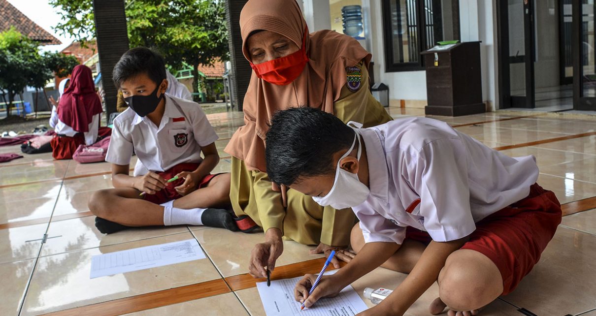 MENGAJAR. Siswa kelas VI SDN 4 Kertasari mengikuti kegiatan belajar mengajar di halaman masjid Jami Al Muhajirin, Kertasari, Kabupaten Ciamis, Jawa Barat, Selasa (21/7/2020). (foto: antara)