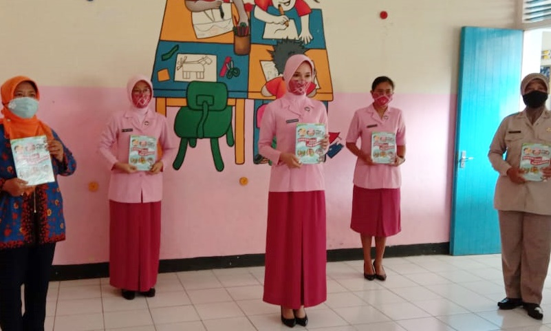 TK Kemala Bhayangkari 80 Kota Magelang Terima Bantuan Buku dan Face Shield