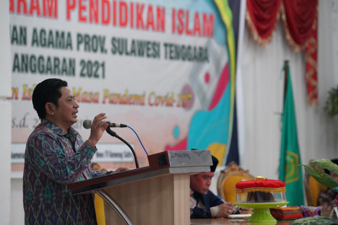 PENJELASAN. Direktur Jenderal Pendidikan Islam (Dirjen Pendis), Muhammad Ali Ramdhani sedang memberi penjelasan. (foto: kemenag)