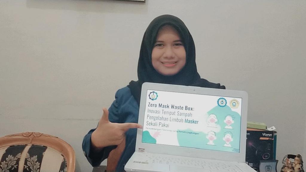 RANCANG. Rosalia Kurniasari selaku ketua tim mahasiswa ITS perancang Zero Mask Waste Box. (foto: ist)