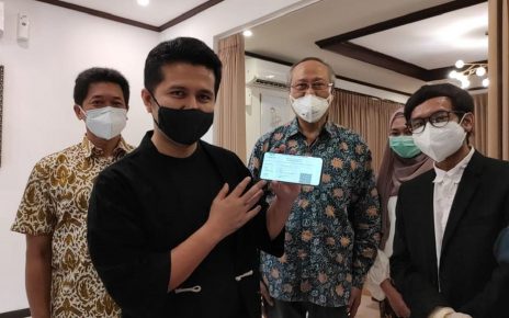 RANCANGAN. Wakil Gubernur Jawa Timur, Emil Elestianto Dardak menunjukkan hasil pendeteksian i-nose c-19 rancangan ITS yang dikirim melalui Whatsapp. (foto: ist)
