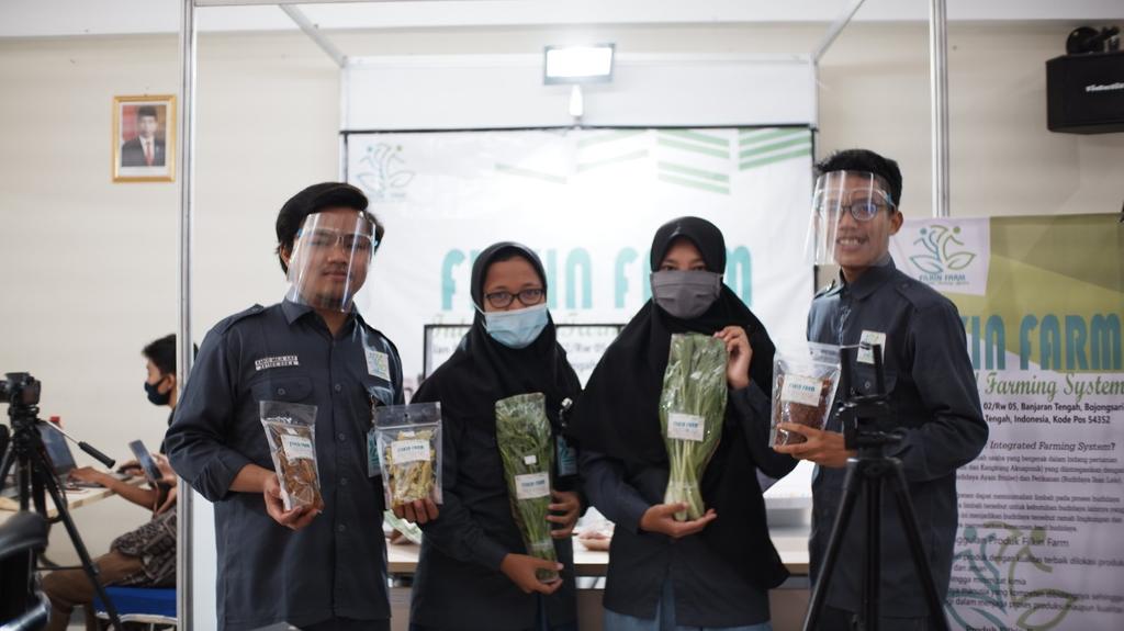 HASIL TANI. Empat mahasiswa Untidar menunjukkan hasil usaha budidaya pertanian. (foto: ist)