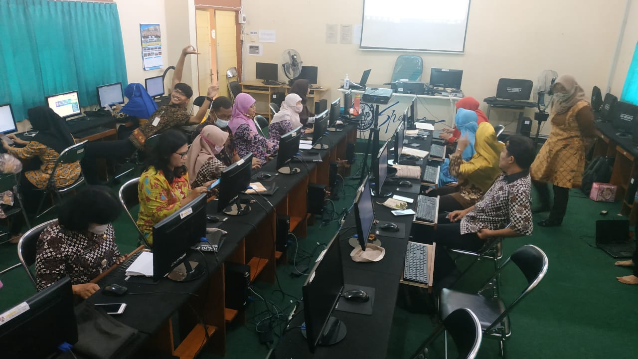 SMP Negeri 8 Kota Magelang Gelar Pelatihan Pembuatan Soal Berbasis Online