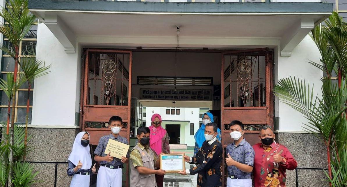 PENYERAHAN. SMP Negeri 1 Kota Magelang menyerahkan bantuan peduli korban Semeru ke DKD. (foto: madyatantri/siedoo.com)