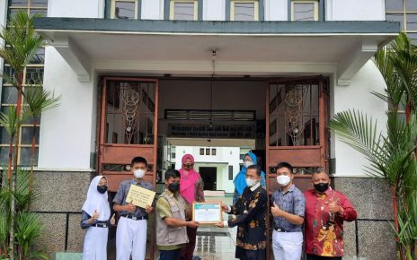 PENYERAHAN. SMP Negeri 1 Kota Magelang menyerahkan bantuan peduli korban Semeru ke DKD. (foto: madyatantri/siedoo.com)