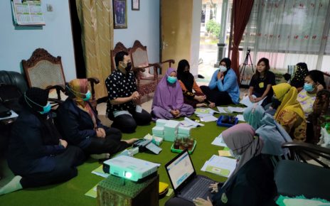 POSYANDU. PPMT UNIMMA melakukan peningkatan peran posyandu lansia dalam peningkatan kesehatan di Dusun Ngrancah. (foto: ist)