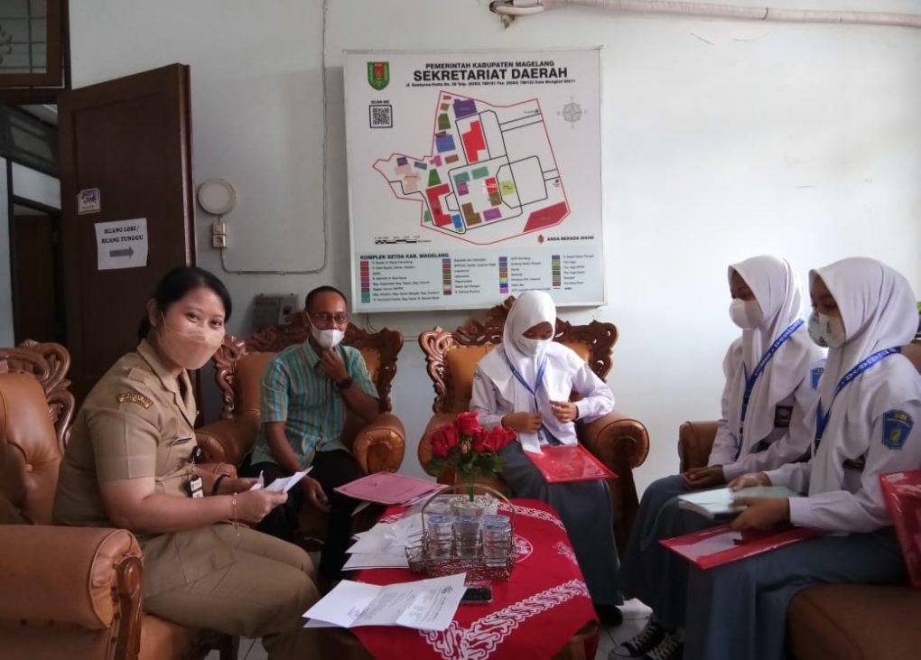DITERJUNKAN. Penerjunan beberapa siswa PKL di BPPKAD Kabupaten Magelang. (foto: madya tantri/sideoo.com)