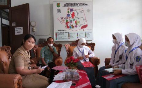 DITERJUNKAN. Penerjunan beberapa siswa PKL di BPPKAD Kabupaten Magelang. (foto: madya tantri/sideoo.com)