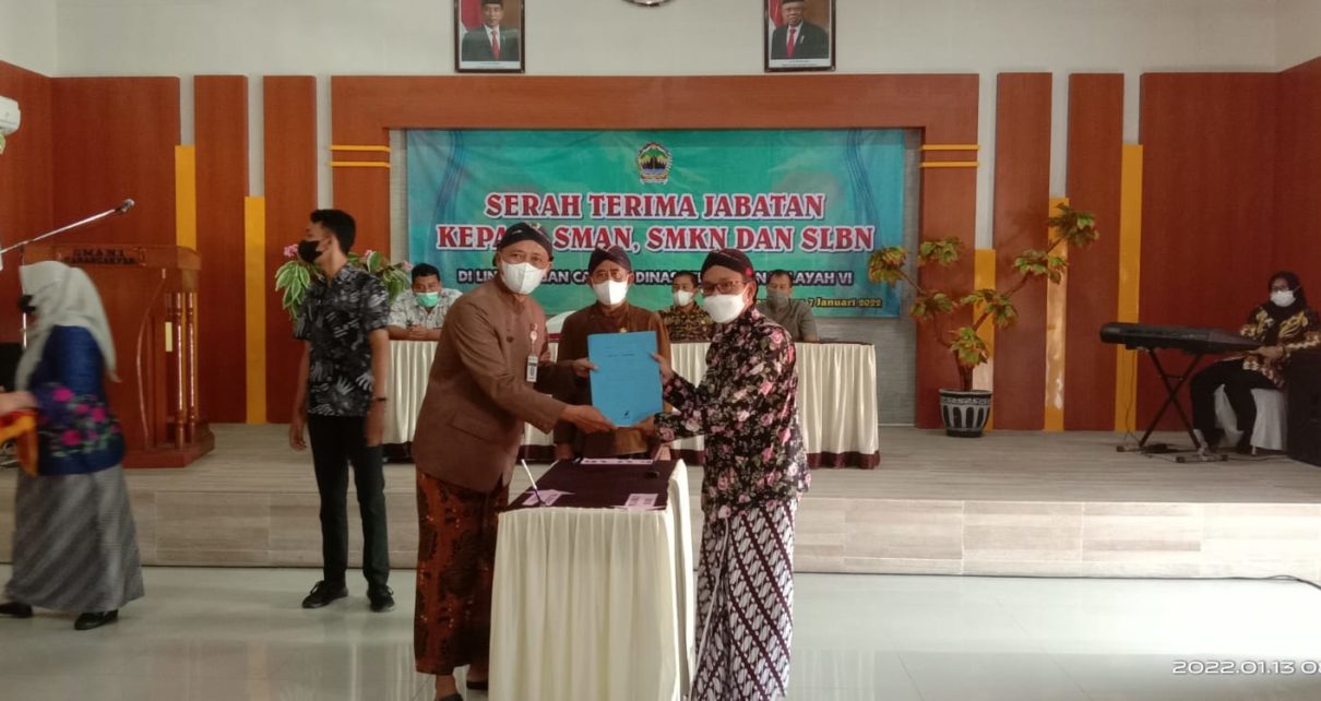 SERTIJAB. Prosesi serah terima jabatan Nanang Nurdiyanto sebagai Kepala Sekolah di Karanganyar. (foto: ist)