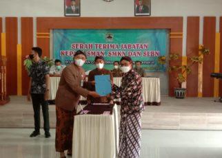 SERTIJAB. Prosesi serah terima jabatan Nanang Nurdiyanto sebagai Kepala Sekolah di Karanganyar. (foto: ist)