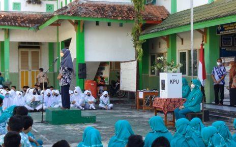 KPU. Sosialisasi dari tim KPU kepada murid SMP N 4 Kota Magelang. (foto: madya tantri/siedoo.com)