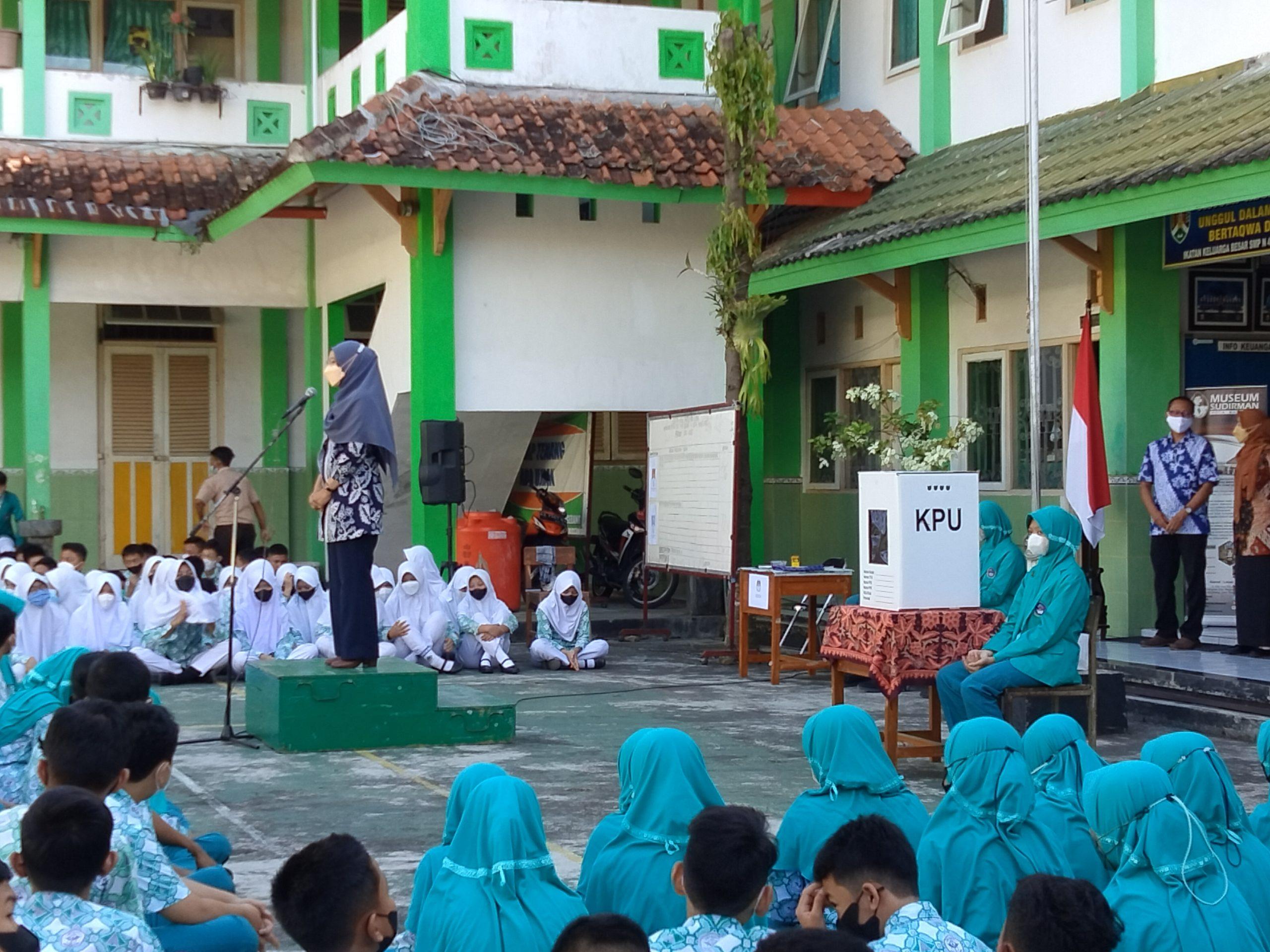 KPU. Sosialisasi dari tim KPU kepada murid SMP N 4 Kota Magelang. (foto: madya tantri/siedoo.com)