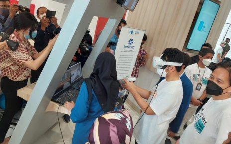MENCOBA. Wakil Gubernur Jawa Timur Emil Elestianto Dardak sempat mencoba aplikasi ImmersITS dengan kacamata VR dalam sebuah kegiatan di ITS, beberapa waktu lalu. (foto: ist)