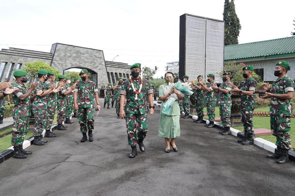 DISAMBUT. Penyambutan Gubernur Akmil yang baru, Brigjen TNI Legowo W.R. Jatmiko, S.I.P., M.M di Akmil, Magelang. (foto: ist)