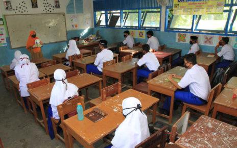 SEKOLAH. Guru mengajar pada hari pertama sekolah tatap muka di Madrasah Aliyah Negeri 1 Aceh Barat, Aceh. (foto: antara)
