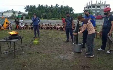 DAMKAR. Pelatihan dasar pemadaman api oleh tim Damkar Kabupaten Magelang. (foto: tantri/siedoo.com)
