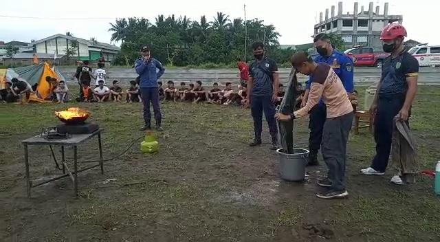 DAMKAR. Pelatihan dasar pemadaman api oleh tim Damkar Kabupaten Magelang. (foto: tantri/siedoo.com)