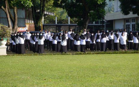 PPPK. Apel pagi di halaman belakang Kantor Pemkot Magelang bagi 152 orang yang lolos seleksi PPPK Guru, Selasa (1/3/2022). (foto: ist)