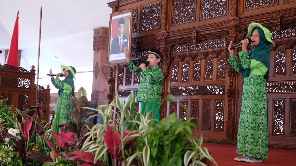 PELEPASAN. Seremonial pelepasan peserta Festival Anak Soleh Indonesia (FASI) ke-XI tingkat nasional di Pendopo Pengabdian, Senin (21/3/2022). (foto: ist)