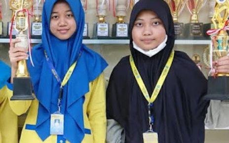 PRESTASI. Dua siswa SMP Muhammadiyah 1 Alternatif (Mutual) Kota Magelang, Jawa Tengah menorehkan prestasi. (foto: ist)