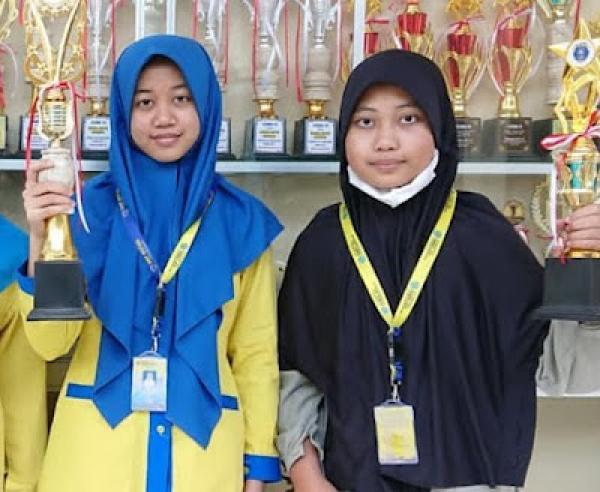 PRESTASI. Dua siswa SMP Muhammadiyah 1 Alternatif (Mutual) Kota Magelang, Jawa Tengah menorehkan prestasi. (foto: ist)