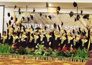 WISUDA. iswa kelas VI MI Muhammadiyah Terpadu Harapan (MIM Teladan) Kota Magelang, Jawa Tengah mengikuti Wisuda Purna Siswa. (foto: ist)