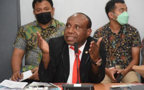 RAPAT. Anggota komisi V DPR RI Mesakh Mirin saat mengikuti pertemuan komisi V DPR dengan jajaran Ditjen Hubud Kemenhub, serta kepala bandara se-Papua, di Jayapura, Selasa (12/7/2022). (foto: arief/man/dpr.go.id)