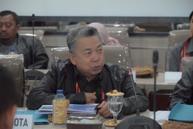 RAPAT. Anggota Komisi I DPR RI Alimin Abdullah dalam rapat dengar pendapat. (foto: kiki/man/dprri)