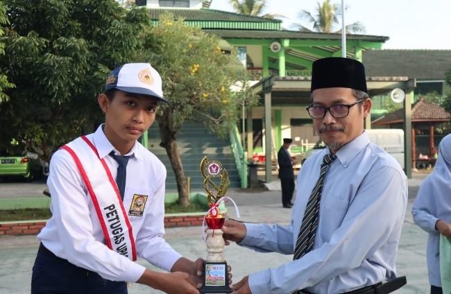 PENGHARGAAN. Muhammad Athaya Satria menerima penghargaan. (foto: azza/siedoo)