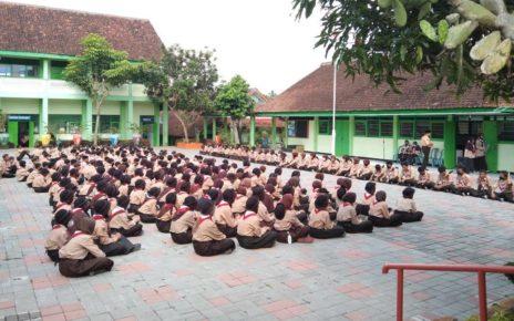 PRAMUKA. Pembukaan kegiatan Salam Jumpa Pramuka yang diikuti siswa kelas 7 SMPN 9 Kota Magelang. (foto: fanny/siedoo)