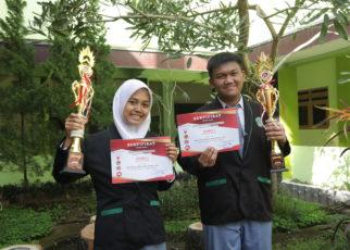 INVENSI. Penerimaan penghargaan dari PT. Astra Honda Motor International Tbk - Honda Yogyakarta kapada pemenang kategori Invensi dalam kompetisi AHM Best Student 2022. (foto: ist)